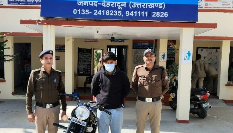 अभियुक्त चैकिंग के दौरान रोके जाने पर ड्यूटीरत पुलिस कर्मी को टक्कर मारकर हो गया था फरार