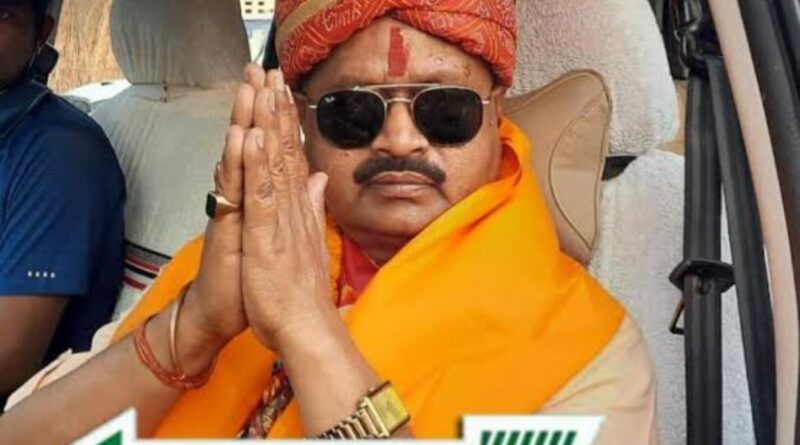 JDU विधायक गोपाल मंडल, महिला सिंगर के गाल से चिपका नोट ,जोगीरा में अश्लीलता गाते दिखे।