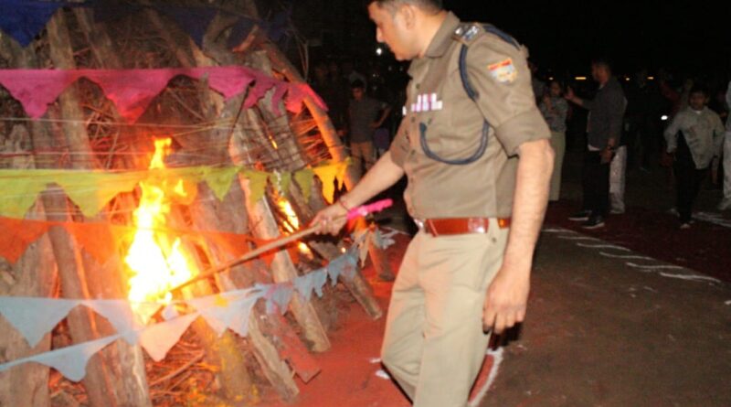 एसएसपी DEHRADUN द्वारा पुलिस परिवार के बच्चो तथा परिजनों के साथ मनाई होली