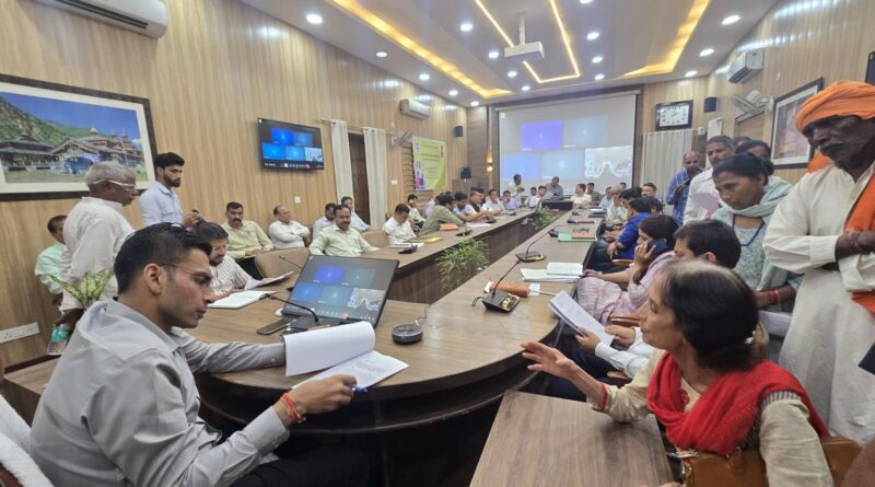 DM ने जनता दरबार में सुनी लोगों की शिकायतें, कई समस्याओं का मौके पर किया समाधान