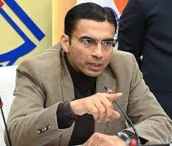 देहरादून: डीएम दरबार मे सुनवाई के दौरान आई दिल को सकूँन देने वाली छवि, 4 घन्टे चला जन दिवस।