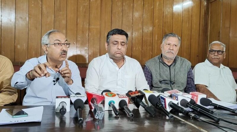 किताब विक्रेता की दुकानों पर लगी सील और बेबुनियाद मुकदमों के विषय में दून वैली महानगर उद्योग व्यापार मंडल एवं दून घाटी बुक सेलर एसोसिएशन द्वारा प्रेस क्लब में की गई एक संयुक्त प्रेस कांफ्रेंस।