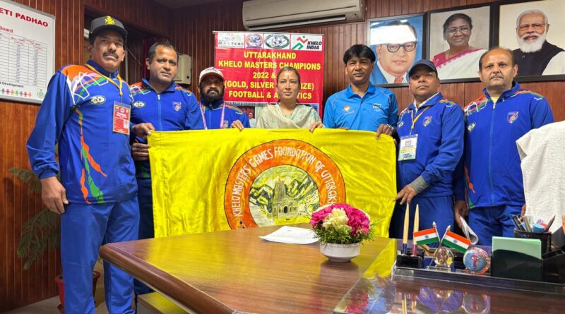 खेलो मास्टर्स नेशनल गेम्स 2025 फुटबाल टीम, एथलेटिक्स टीम को खेल मंत्री रेखाआर्य ने मदद के लिए दिया आश्वासन