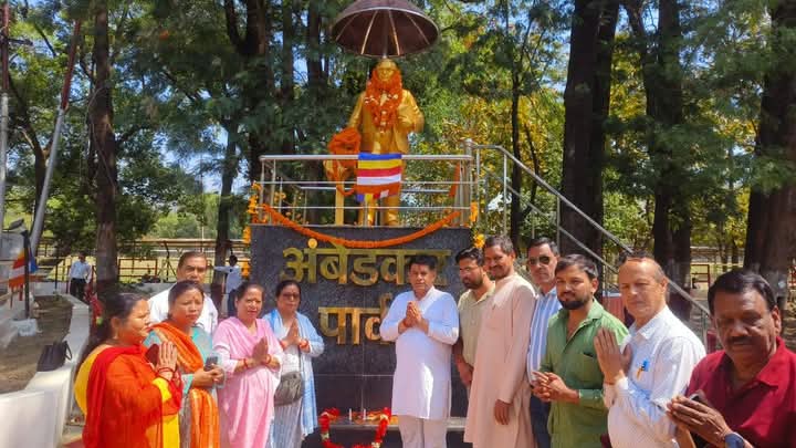 भारत रत्न डा० भीमराव अम्बेडकर जी को शहीद दुर्गामल्ल मण्डल के कार्यकर्ताओं ने शत् शत् नमन किया