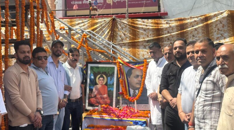 दून वैली महानगर उद्योग व्यापार मंडल अध्यक्ष एवं पूर्व संयोजक आर्थिक उद्योग व्यापार प्रकोष्ठ भाजपा पंकज मैसोंन के नेतृत्व में व्यापारियों ने घंटा घर स्थित अंबेडकर पार्क में भारत रत्न बाबा साहेब डॉक्टर भीमराव अंबेडकर की प्रतिमा पर माल्यार्पण किया..