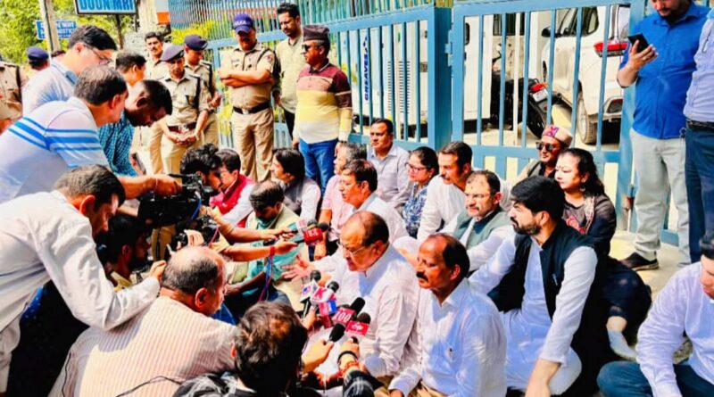 सोनिया गांधी और राहुल गांधी के खिलाफ चार्जशीट के मामले में कांग्रेस नेताओं ने देहरादून में प्रदर्शन किया।