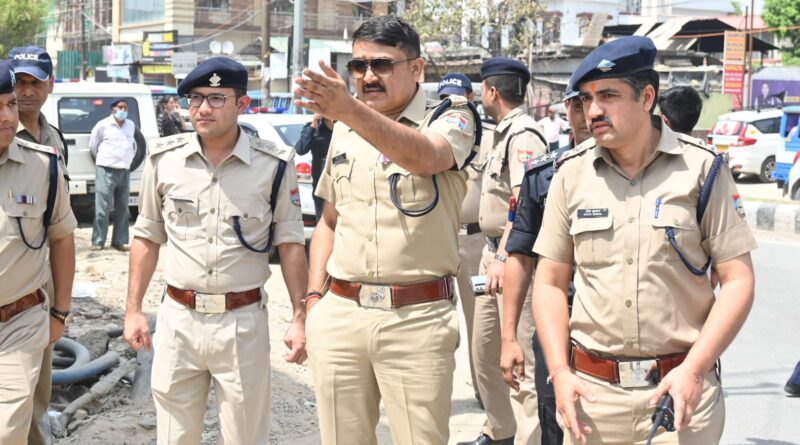 आगामी चार धाम यात्रा तथा ग्रीष्मकालीन पर्यटक सीजन के दृष्टिगत पुलिस की तैयारियों का जायजा लेने ग्राउण्ड जीरो पर उतरे एसएसपी दून।