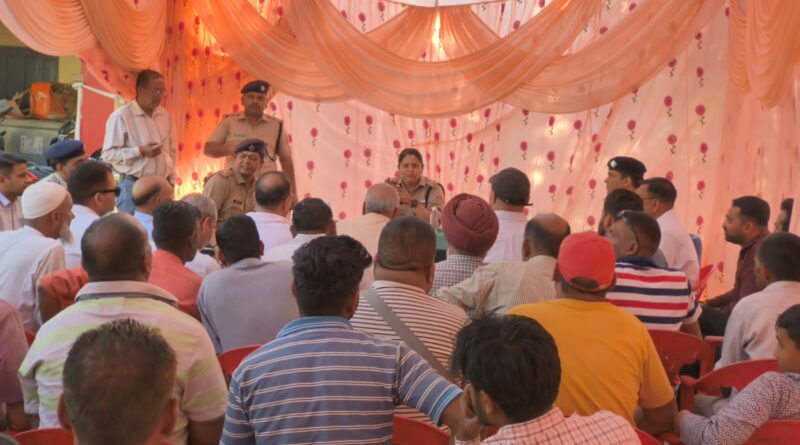 आगामी चारधाम यात्रा के दृष्टिगत श्रीमान पुलिस अधीक्षक महोदय ग्रामीण महोदय द्वारा टैक्सी /बस/ट्रक/ई-रिक्शा यूनियन /व्यापार मण्डल के साथ ली गई गोष्ठी