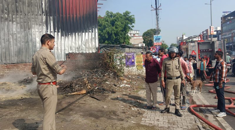 वसन्त विहार क्षेत्र में खाली प्लाट में लगी आग से कार सहित स्मार्ट सिटी के पाइप जलकर हुए राख।