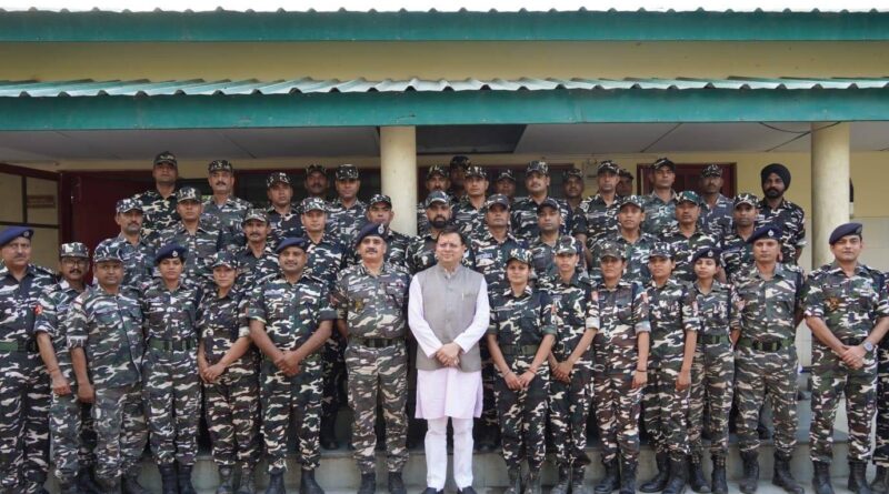 पुष्कर सिंह धामी ने बनबसा की सीमा चौकी पर सशस्त्र सीमा बल अधिकारियों व जवानों से की मुलाकात