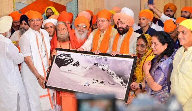 मुख्यमंत्री और राज्यपाल ने श्री हेमकुण्ट साहिब यात्रा के लिए जाने वाले प्रथम जत्थे को किया रवाना।