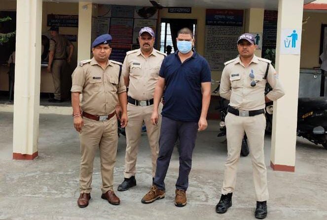 धोखाधडी के अभियोग में पिछले 01 वर्ष से फरार चल रहे वारण्टी/अभियुक्त को इंदिरा गाँधी इण्टरनेशनल एयरपोर्ट नई दिल्ली से किया गिरफ्तार।