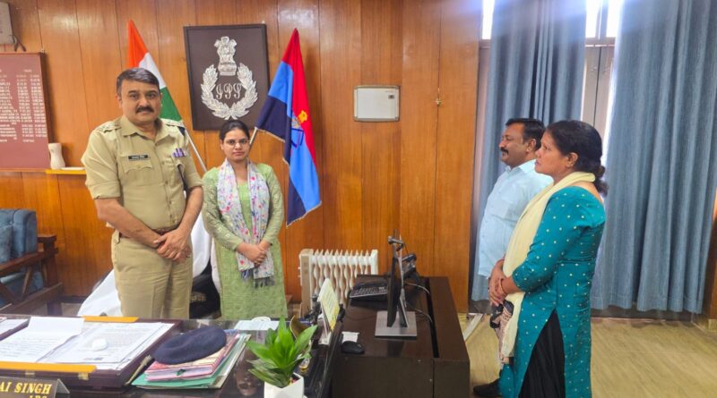 DEHRADUN पुलिस की त्वरित कार्यवाही पर आभार प्रकट करने एसएसपी अजय सिंह के पास पहुँची महिला