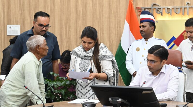 ,जिलाधिकारी सविन बंसल की अध्यक्षता जनता दर्शन में 133 शिकायत पर त्वरित संज्ञानात्मक कार्रवाई किया गया..