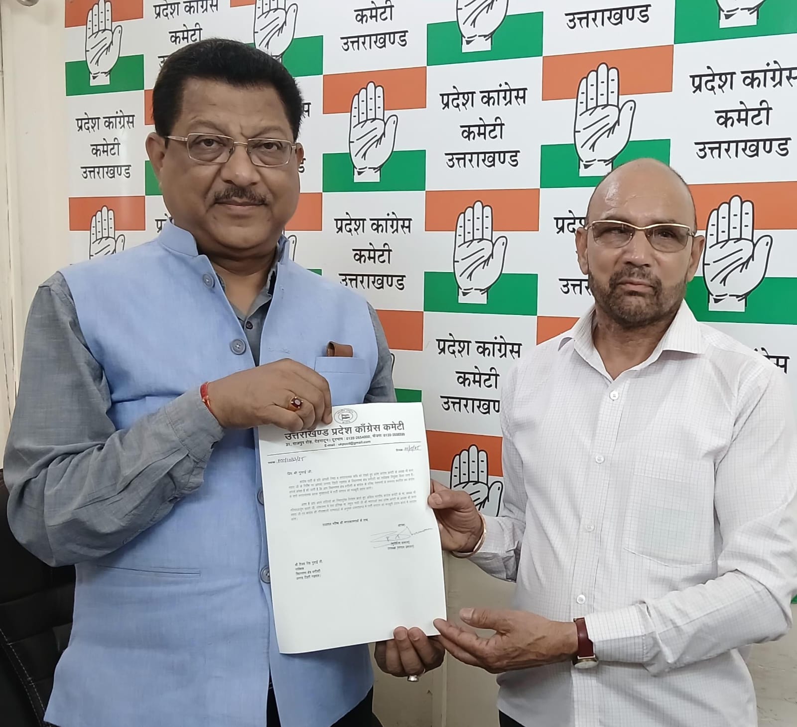 विजय सिंह गुसाईं को धनोल्टी विधानसभा सीट का पर्यवेक्षक का नियुक्ति पत्र सौंपते प्रदेश कांग्रेस उपाध्यक्ष संगठन व प्रशासन सूर्यकांत धस्माना