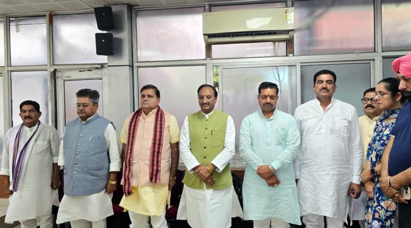 उत्तराखंड प्रदेश भाजपा परिवार द्वारा अहमदाबाद विमान दुर्घटना में दिवंगत लोगों को भावभीनी श्रद्धांजलि दी गई। 