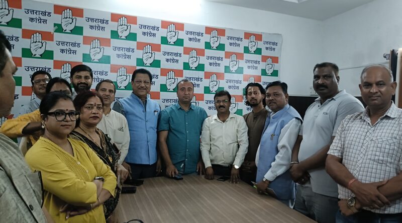 उत्तराखंड कांग्रेस प्रदेश सह प्रभारी सुरेन्द्र शर्मा व वरिष्ठ उपाध्यक्ष संगठन सूर्यकांत धस्माना ने की संगठनात्मक गतिविधियों की समीक्षा बैठक हुई।