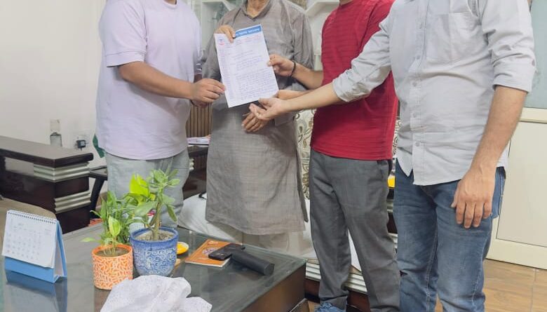 उत्तराखंड के पूर्व मुख्यमंत्री महाराष्ट्र के पूर्व राज्यपाल बीजेपी के वरिष्ठ नेता भगत सिंह कोश्यारी से नर्सिंग महासंघ मुलाकात कर अपने खिलाफ हो रहे अन्याय के बारे में बताया