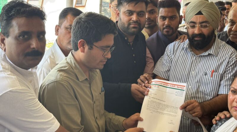 कांग्रेस कमिटी महानगर अध्यक्ष डॉ जसविंदर सिंह गोगी ने डिस्ट्रिक्ट फारेस्ट ऑफ़िसर को दिया पेड़ जर्जर व्यवस्था के संबंध में ज्ञापन