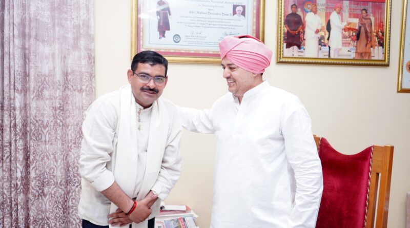 परमवीर चक्र विजेता योगेन्द्र सिंह यादव ने श्री दरबार साहिब में टेका माथा