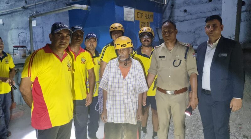 जनपद टिहरी, थाना मुनिकीरेती क्षेत्रान्तर्गत तपोवन डिवाइन होटल के पास पहाड़ी पर फंसे व्यक्ति को SDRF उत्तराखंड ने किया सकुशल रेस्क्यू।