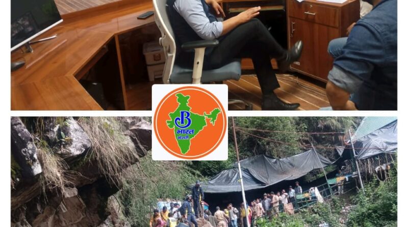 यमुनोत्री पैदल मार्ग पर 9 कैची भैरव मंदिर के पास भूस्खलन , POLICE, SDRF  की टीम मौके पर राहत एवं बचाव कार्य में जुटी