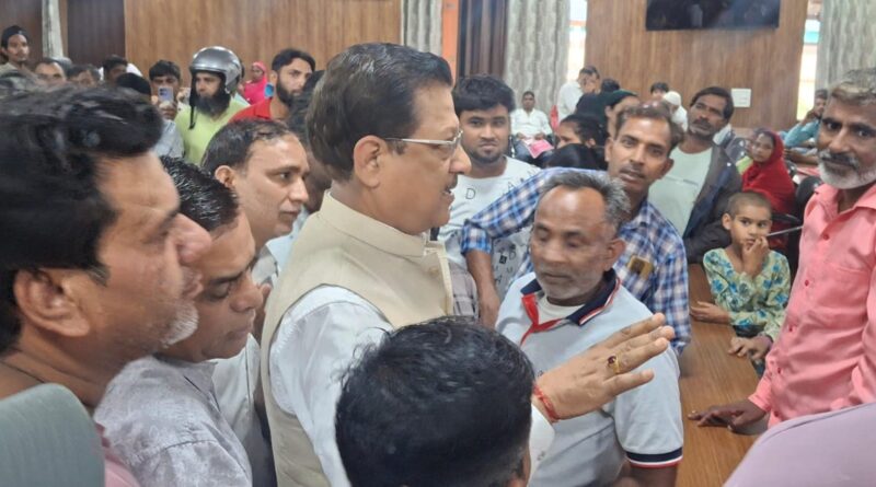 मलिन बस्तियों के लोगों के बीच नगर निगम पहुंचे सूर्यकांत धस्माना , कहा मलिन बस्ती को उजड़ने नहीं देंगे
