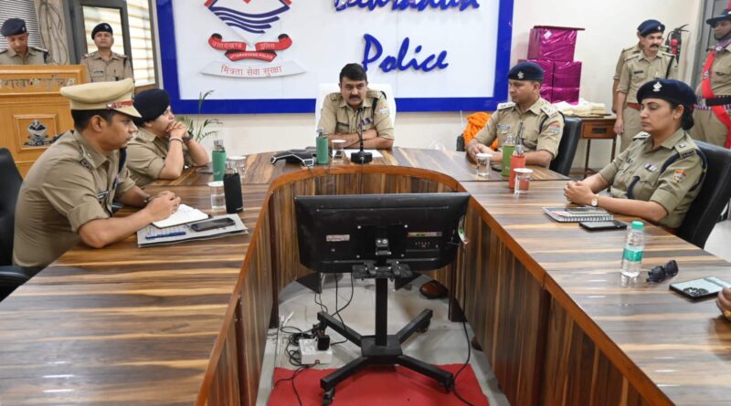 सेवानिवृत्त होने वाले पुलिस कर्मियों का दून पुलिस कप्तान ने विदाई समारोह का आयोजन किया गया..