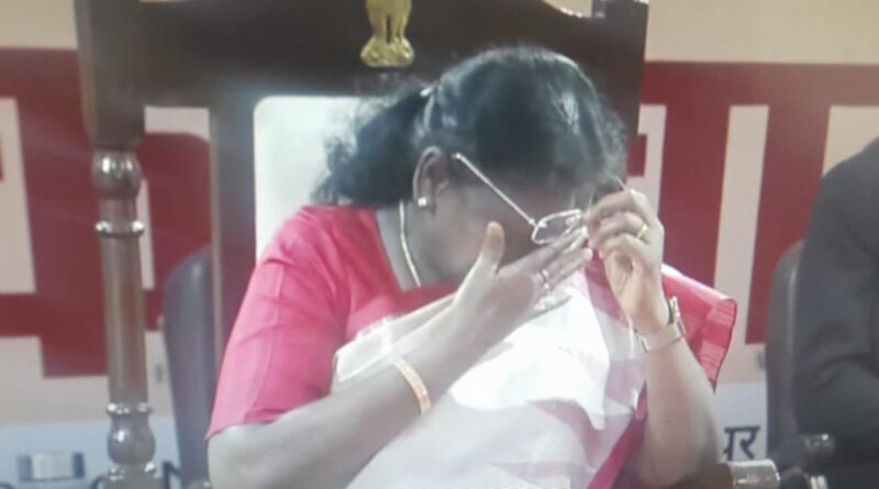राष्ट्रपति द्रौपदी मुर्मू भावुक हो गईं और वो अपने आंसुओं को रोक नहीं पाईं.
