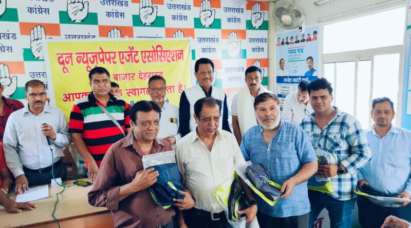 हॉकर्स के लिए मानसून में मसीहा बनी कांग्रेस, भेंट किए रेनकोट