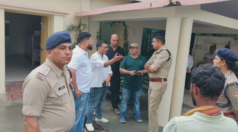 डोईवाला क्षेत्र में नाबालिक बच्ची की संदिग्ध परिस्थितियों में मृत्यु के प्रकरण में एसएसपी देहरादून द्वारा मृतका के परिजनों से की मुलाकात