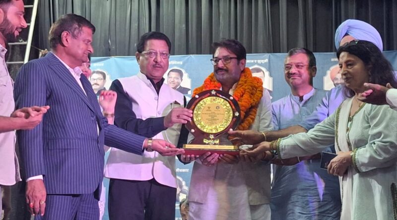 परवाज़े अमन के उर्दू हिंदी मंच के मुशायरे में रात भर सजी महफिल  देश के नामचीन शायरों व कवियों ने श्रोताओं का मन जीता