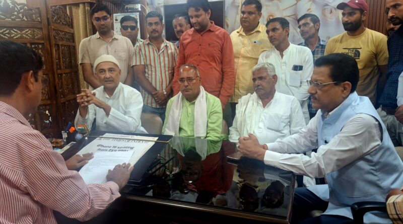 कांग्रेस नेताओं ने सहकारी निर्वाचन प्राधिकरण अध्यक्ष के दफ्तर पर किसानों के साथ धावा बोला