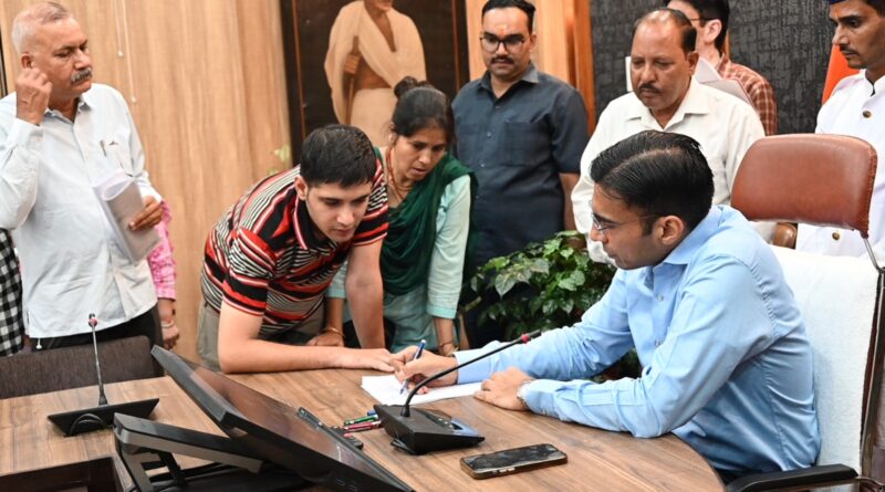 जिलाधिकारी सविन बंसल की अध्यक्षता में प्रत्येक सोमवार की भांति इस सोमवार को भी क्लेक्ट्रेट सभागार में जनता दरबार लगाकर जन समस्याएं सुनी गई।