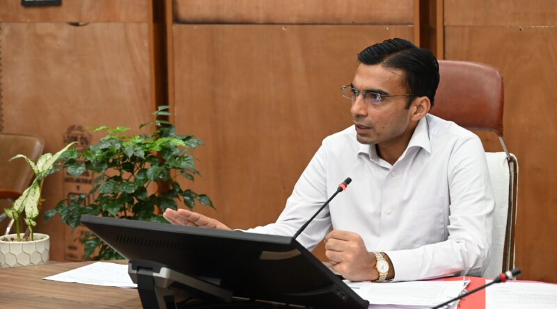 डीएम के तेवर देख कम्पनी के बदले स्वर; वेतन; उपचार; रि-ज्वाईनिंग की दी लिखित अन्डरटेकिंग;