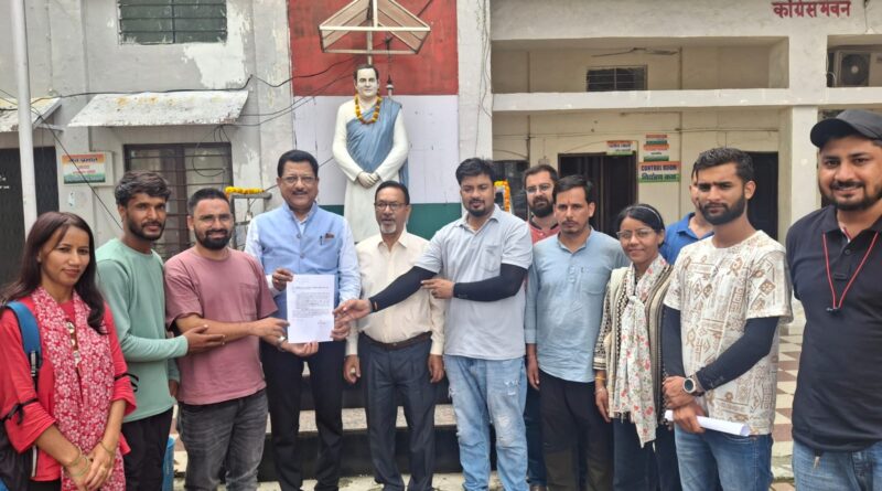 चयनित  एलटी अभ्यर्थियों को कोर्ट कचरी निदेशालय व मंत्रियों के दरवाजों पर धक्के खाने पड़ रहे हैं