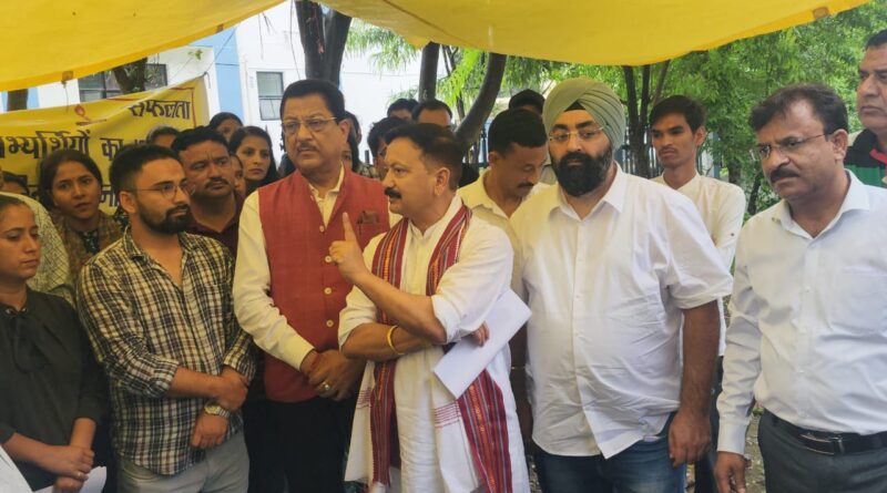 माध्यमिक शिक्षा निदेशालय में आंदोलनरत चयनित एलटी अभ्यर्थियों के बीच पहुंचे प्रदेश कांग्रेस अध्यक्ष करण माहरा व वरिष्ठ उपाध्यक्ष सूर्यकांत धस्माना