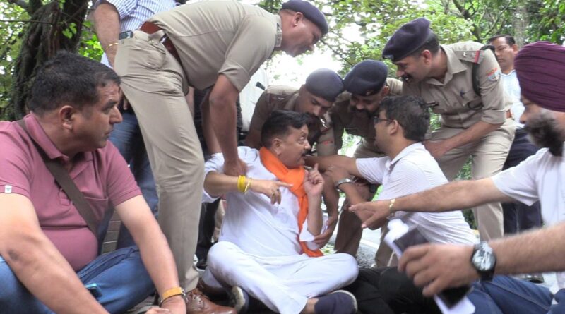 लोकतंत्र का गला घोंट रही है भाजपा सरकार :उत्तराखंड कांग्रेस प्रदेश अध्यक्ष करण माहरा