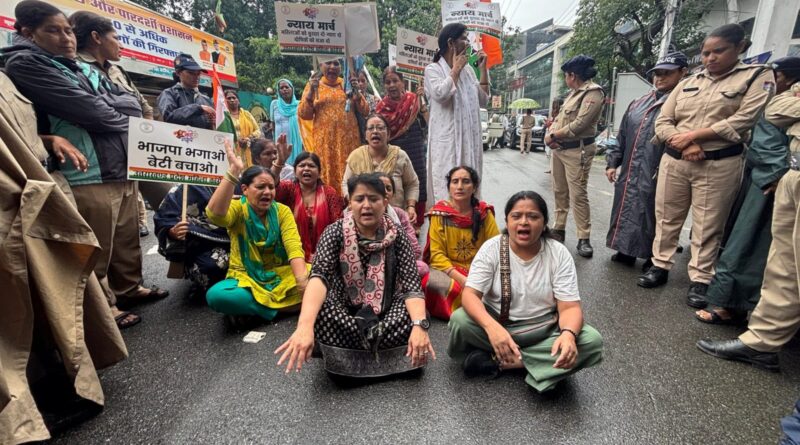 उत्तराखंड महिला कांग्रेस द्वारा देश में बढ़ते महिला अपराधों और अत्याचारों के खिलाफ “न्याय मार्च” के रूप में प्रदर्शन किया।