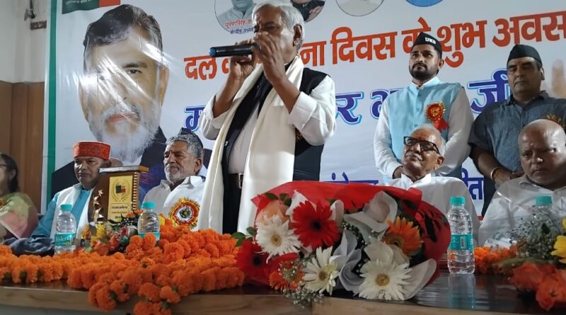 “उत्तराखंड राज्य आंदोलन का फील्ड मार्शल दिवाकर भट्ट” का विमोचन उत्तराखंड के सुप्रसिद्ध लोकगायक गढ़रतन नरेंद्र सिंह नेगी जी द्वारा किया गया.