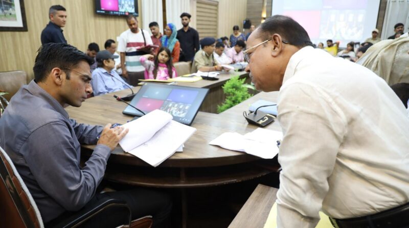 जिलाधिकारी सविन बंसल ने ओदशों की नाफरमानी तथा शासकीय कार्यों की पत्रावली वर्षों से लम्बित रखने पर सम्बधित राजस्व कानूनगो को निलम्बित कर दिया