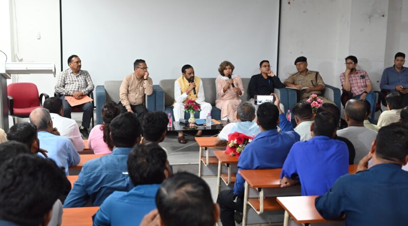 राज्य सफाई कर्मचारी आयोग के उपाध्यक्ष ने दून मेडिकल कॉलेज में सफाई कार्मिकों और अस्पताल प्रशासन के साथ की बैठक