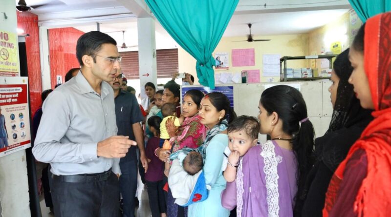 जिलाधिकारी सविन बंसल के नेतृत्व में आज प्रशासन की टीम द्वारा शहरी क्षेत्र में संचालित अर्बन पीएचसी पर तडके ही छापेमारी अभियान चलाकर व्यवस्थाएं देखी