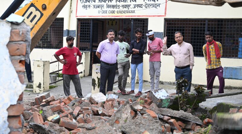 जिला प्रशासन के आदेश पर राजकीय प्राथमिक विद्यालय नवादा परिसर में बनी अवैध निर्माण कर बनाई गई मजार को किया गया ध्वस्त