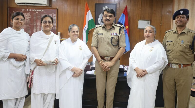 ब्रह्मकुमारी संस्था से आई बहनों द्वारा एसएसपी देहरादून को राखी बांधकर की उनकी दीर्घायु की कामना