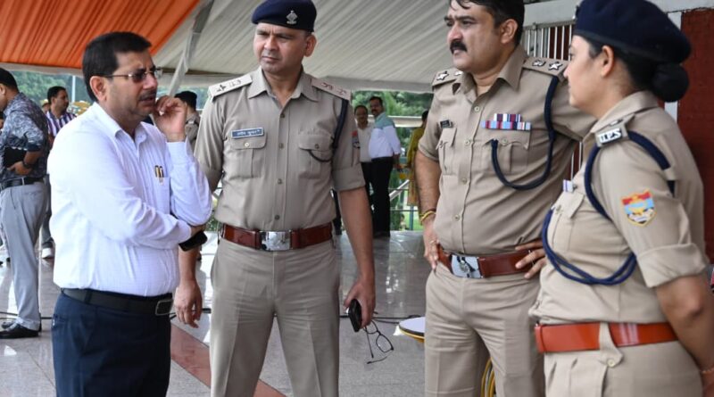 स्वतंत्रता दिवस परेड की फुल ड्रेस रिहर्सल का एसएसपी देहरादून ने किया निरीक्षण