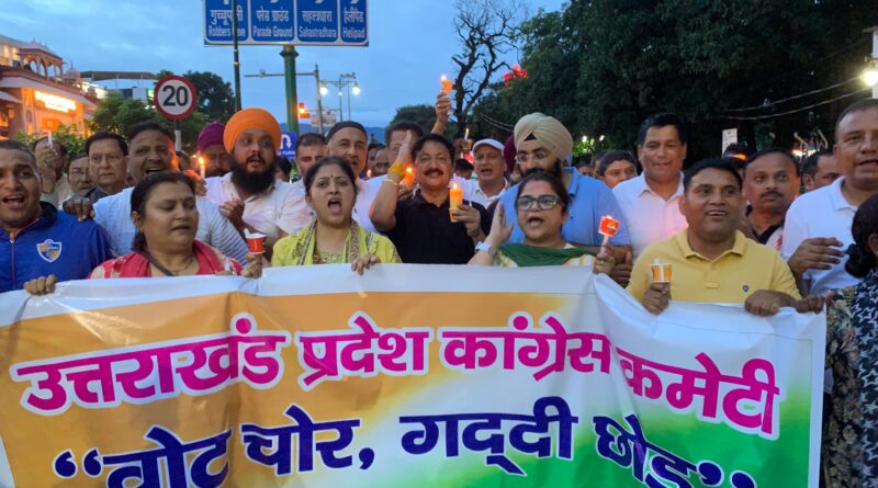 वोट चोर गद्दी छोड़ अभियान के तहत राजधानी देहरादून में कांग्रेस के आह्वाहन पर विशाल कैंडल मार्च