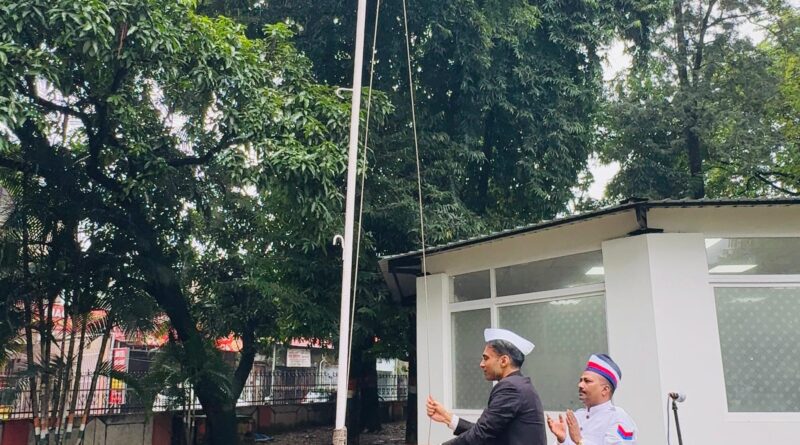 जिलाधिकारी सविन बंसल ने क्लेक्ट्रेट परिसर में ध्वजारोहण कर जनपद वासियों को स्वतंत्रता दिवस की शुभकामनाएं दी।