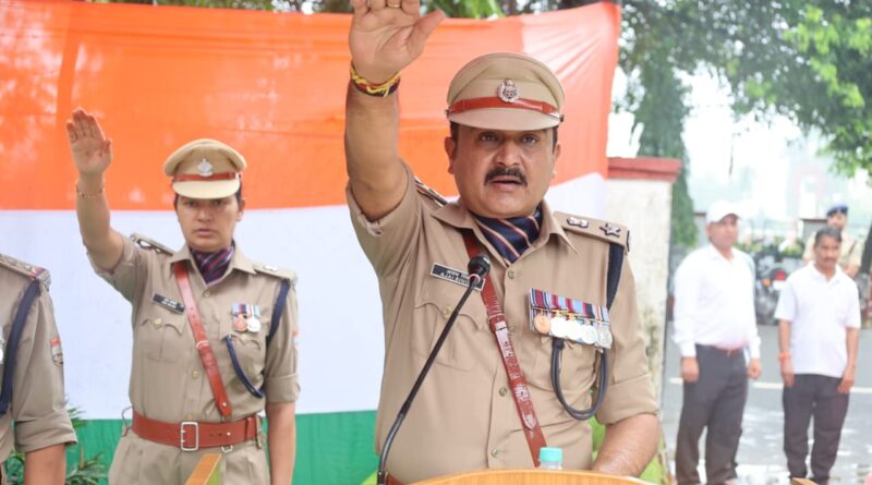 79 वें स्वतंत्रता दिवस के अवसर पर एसएसपी देहरादून द्वारा पुलिस लाइन देहरादून में किया ध्वजारोहण