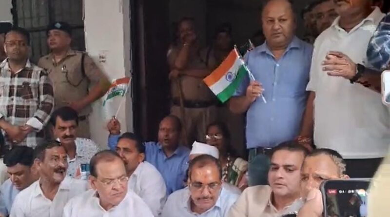 नैनीताल में जिला पंचायत अध्यक्ष के चुनाव को लेकर भारी बवाल मचा हुआ है. कांग्रेस ने बीजेपी पर अपहरण का आरोप लगाया है.